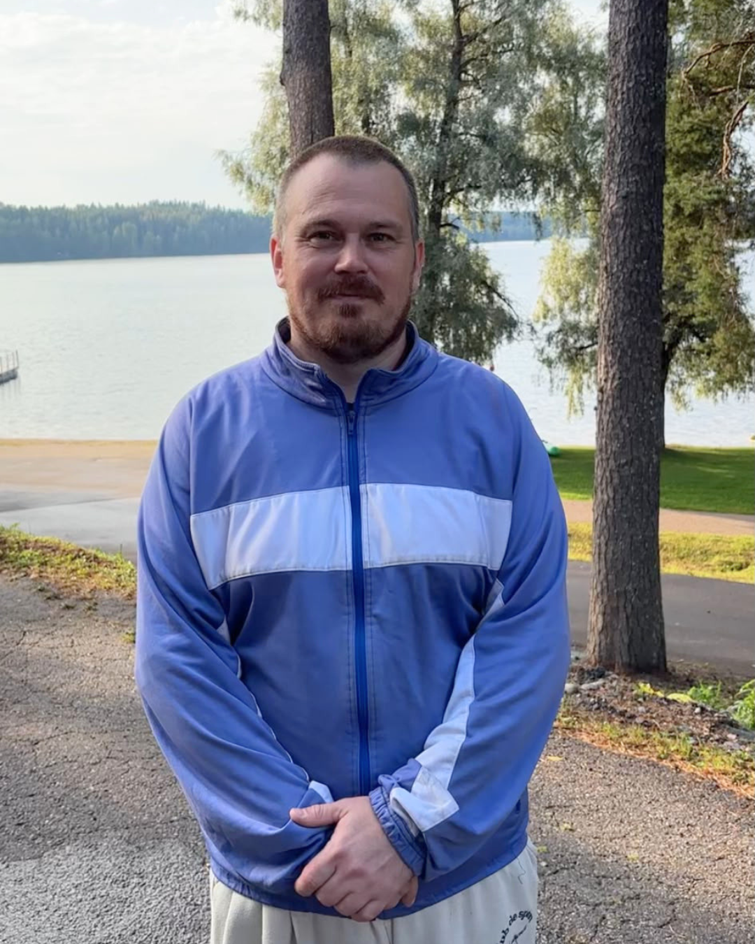 Esa Peltonen hymyilemässä kameralle.